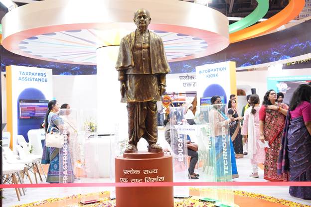 A statue of a person in a room with peopleAI-generated content may be incorrect.